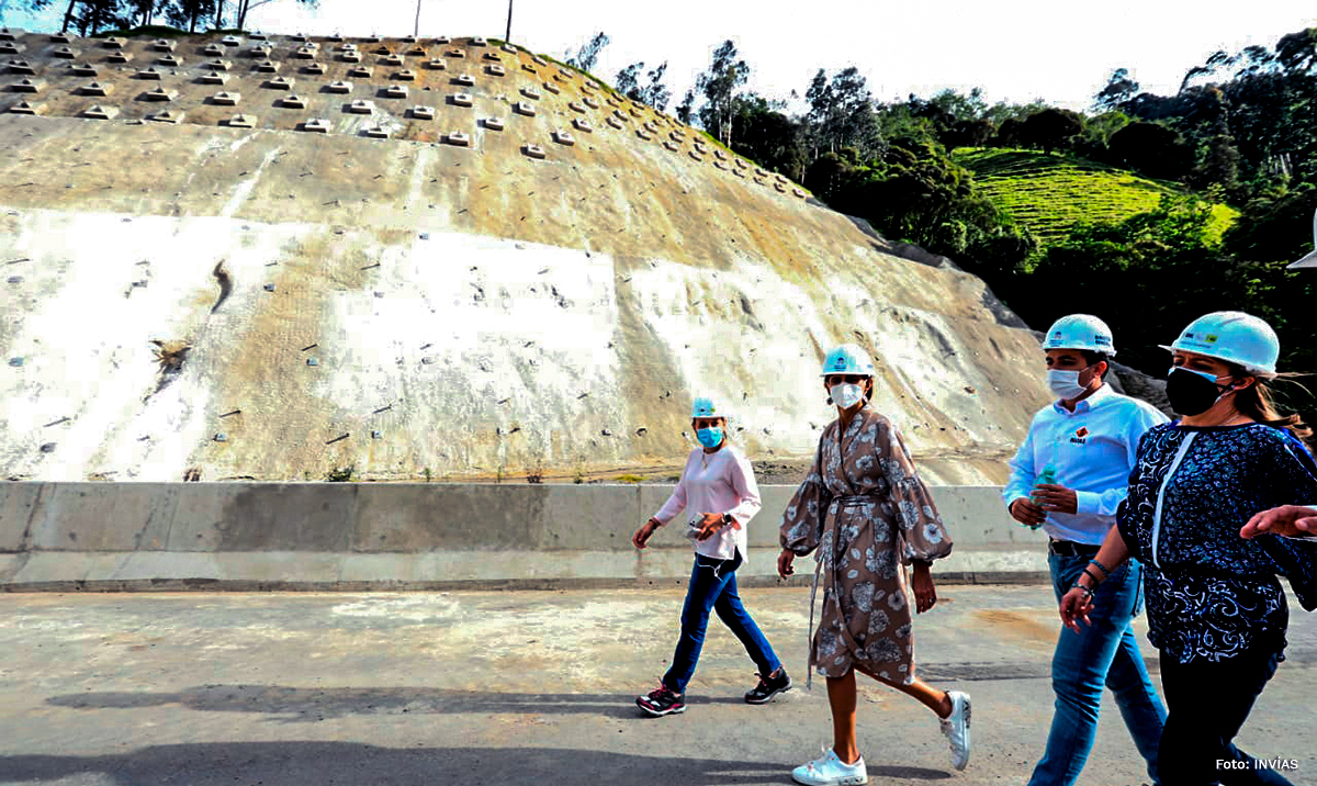 Fotografía de la Ministra de Transporte, Ángela María Orozco, el Director General del INVÍAS, Juan Esteban Gil y el equipo con el que estuvieron recorriendo las obras.
