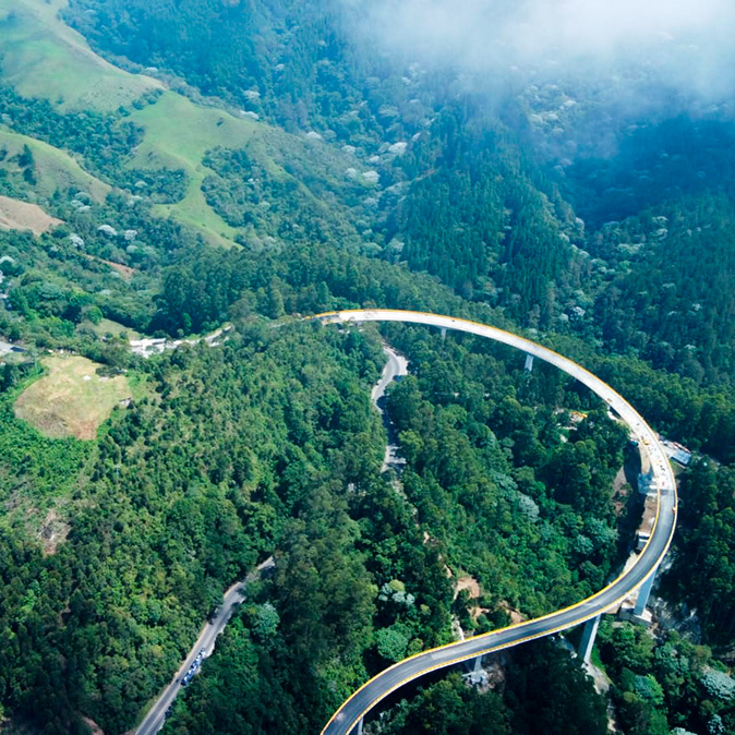 Fotografía del imponente viaducto Yarumo Blanco.